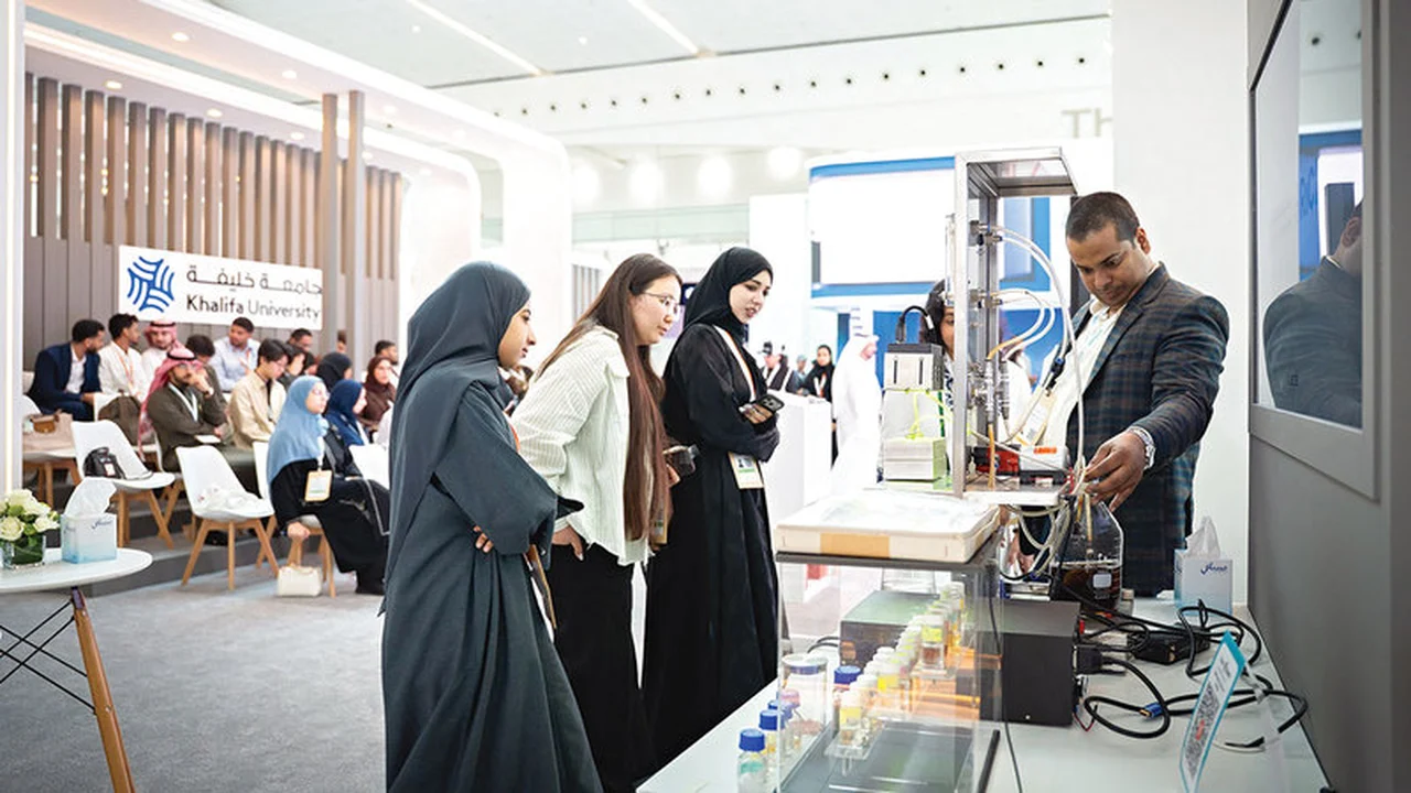 ابتكار تقني.. جهاز يعتمد الذكاء الاصطناعي لفرز النفايات ذاتياً بدقة عالية